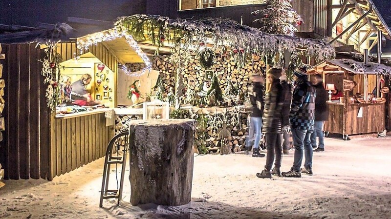 Der "Himmelsnahe Bergwinter - Winteradventsmarkt im Bergwald" am Hohenbogen ist bei Gästen und Einheimischen beliebt. Noch bis Ende Dezember hat der Markt geöffnet.