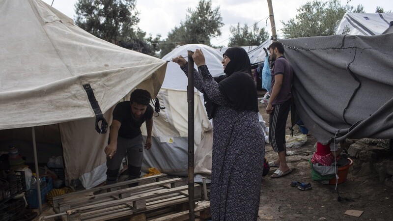 Die Flüchtlingslager auf den griechischen Inseln im Osten der Ägäis sind überfüllt. Die griechische Regierung weiß sich nicht anders zu helfen, als etliche Menschen aufs Festland zu bringen.