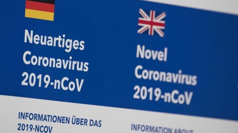 Ein Hinweisschild informiert in der Quarantänehalle auf dem Gelände des Flughafens in Frankfurt über das Corona-Virus.