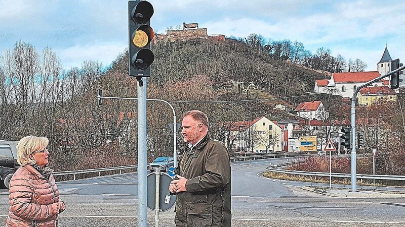 Eine Ampel regelt den Verkehr am Ortseingang Donaustauf Mitte. Der Gemeinde wäre ein Kreisverkehr deutlich lieber gewesen, das staatliche Bauamt ließ sich nicht überzeugen.