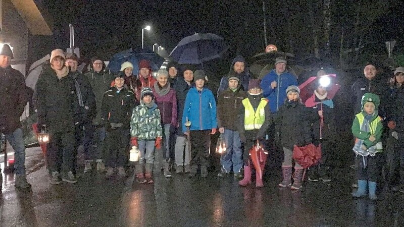 Trotz Dauerregens waren rund 40 Teilnehmer zur abschließenden Wanderung rund um den Perlsee gekommen.