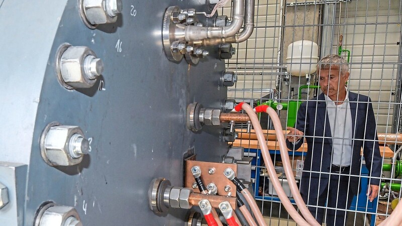 Ein alkalischer Druckelektrolyseur, der zur Erzeugung von Wasserstoff benötigt wird. In Wörth/Wiesent soll ein "Wasserstoff-Cluster Donau" installiert werden.