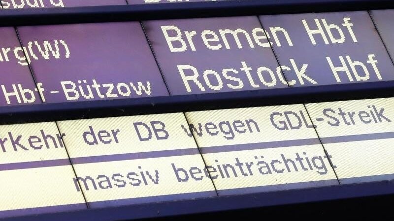 Im Hamburger Hauptbahnhof wird auf den Streik hingewiesen.