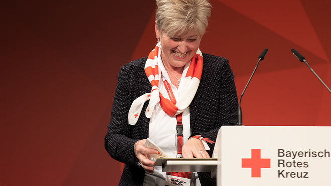 Angelika Schorer freut sich auf der Landesversammlung über die Wahl zur Präsidentin des Bayerischen Roten Kreuz.