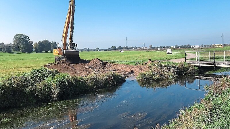 Die Bauarbeiten haben vergangene Woche an der Pfettrach begonnen; die Drainage wird entfernt, ein Bachlauf geschaffen.