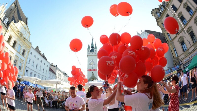 Für jedes Jahr ein Luftballon! Zum Auftakt des Stadtturmfestes stiegen am Ludwigsplatz in Straubing 700 Luftballons als Himmelsgrüße in die Luft.