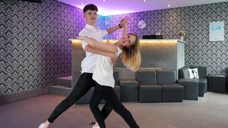 Die Tanzlehrer Sharon Hofmann und Jonas Steinecke tanzen einen Oversway. Nach langer Pause durch die Kontaktbeschränkungen durch das Coronavirus dürfen Bayerns Tanzschulen ab diesem Montag wieder unterrichten.
