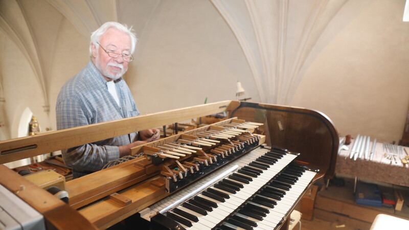 Orgelbaumeister Werner Mann am Spieltisch der ebenfalls zerlegt und optisch aufgefrischt wurde.
