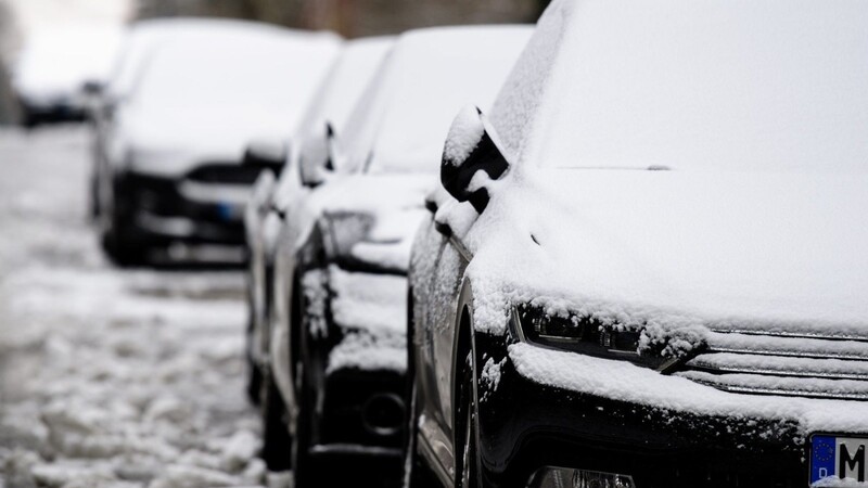 Erst kratzen, dann schleichen auf schneebedeckten Straßen - im Winter kann der Weg zur Arbeit häufig länger dauern.