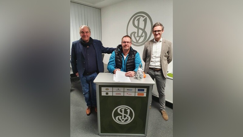 Der Vorstandsvorsitzende Manfred Maier (links) und Sportvorstand Benedikt Neumeier (rechts) heißen Christian Endler willkommen zurück bei der SpVgg Landshut.