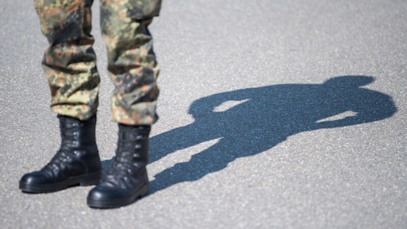 Ein Bundeswehrsoldat steht in der Alb-Kaserne. Das Bundesinnenministerium veröffentlicht zum zweiten Mal ein Lagebild mit dem Titel "Rechtsextremisten in Sicherheitsbehörden".