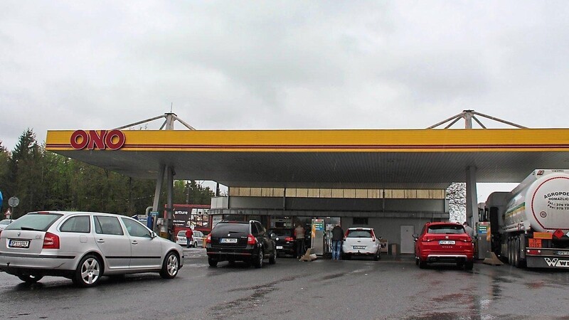 An der Tankstelle bei Havlovice waren gleich die ersten Tankkunden aus Deutschland zu beobachten.