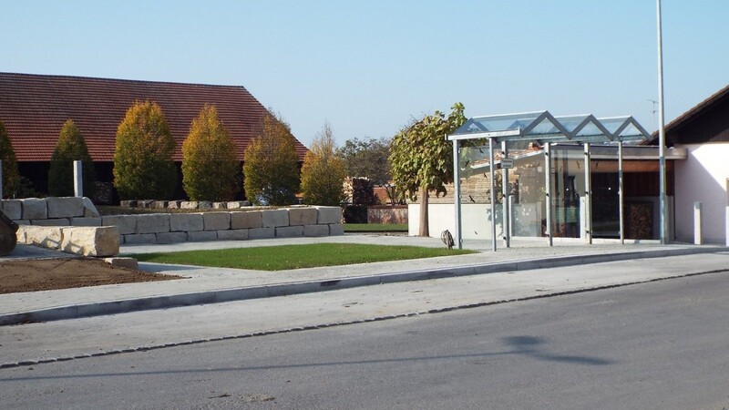 Die Neugestaltung des Dorfplatzes in Thürnthenning soll noch im November 2019 abgeschlossen werden.