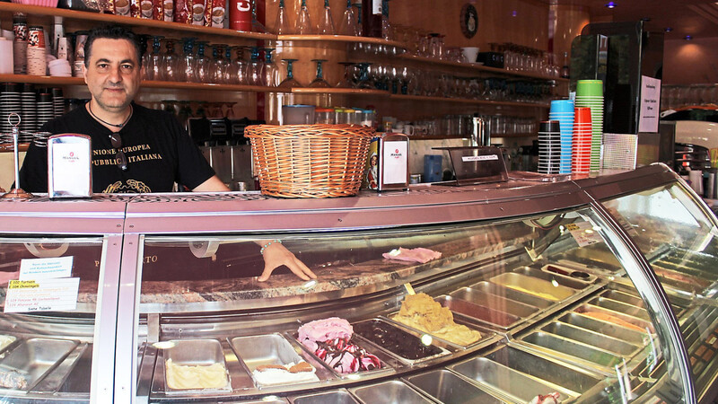 35 Eissorten aus eigener Herstellung hat Stefano Minuzzo im Eiscafé Venezia im Angebot. Diese stellt er mit seinem Bruder Paride jeden Tag selbst her.