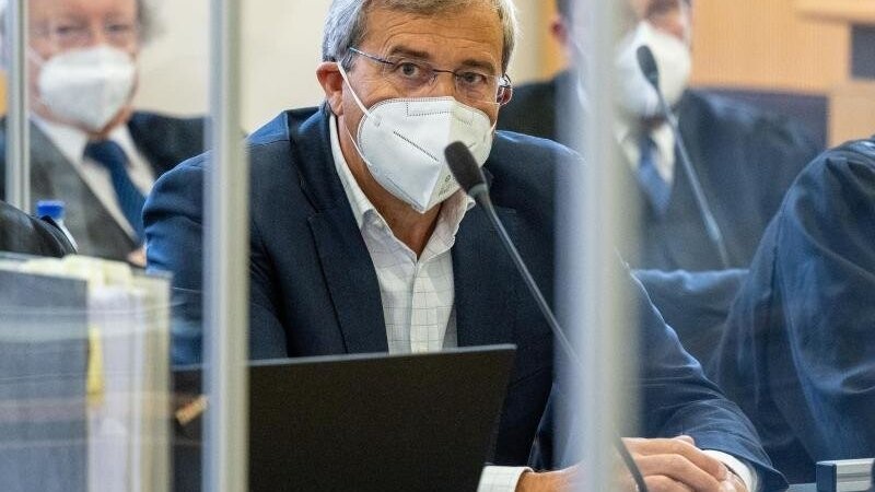Franz Rieger, CSU-Abgeordneter im bayerischen Landtag, sitzt im Verhandlungssaal im Landgericht.