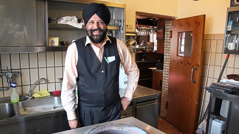 Raghbir Singh leitet das Lokal in Katzbach und kellnert auch selbst. Sein Turban ist übrigens ein nach außen deutliches Zeichen seiner Religionszugehörigkeit. Sing ist Sikh. "Wir sind überall Könige", sagt er. Der Turban sei seine "Krone".