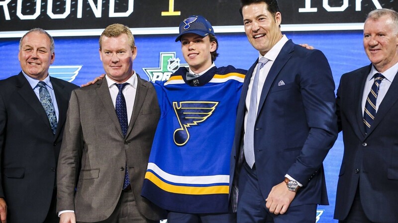 Dominik Bokk (Mitte) wurde 2018 beim NHL-Draft von den St. Louis Blues in der ersten Runde ausgewählt. (Foto: imago)