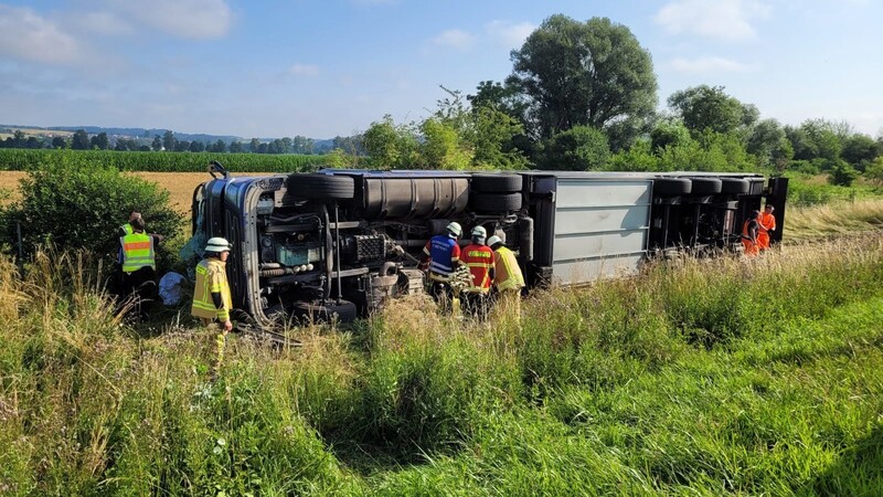 Bei dem Unfall ist ein Lastwagen in die Böschung gekippt, nachdem die Fahrerin von der Fahrbahn abgekommen war.