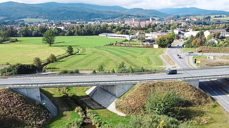 Das Widerlager der Brücke über den kleinen Rappendorfer Bach (im Bild links) hatte sich mehr gesenkt als geplant. Seit mehr als einem Jahrzehnt ist man der Frage auf der Spur, was und vor allem wer schuld ist. Mit einer baldigen Antwort ist offensichtlich nicht zu rechnen.