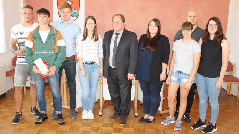 Bürgermeister Hans Eichstetter ehrte die besten Schüler und Auszubildenden der Gemeinde Willmering.