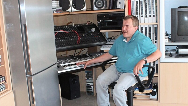 Sitzt Armin Hauser vor seiner Musikanlage, dann lacht sein Herz. In seinen Texten verarbeitet er oft eigene Erlebnisse.