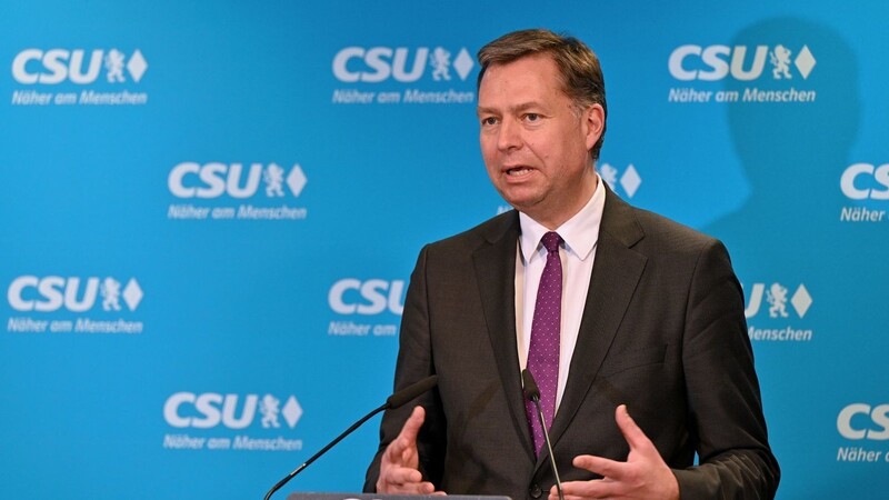 Nach einem Bericht über sein Privatleben stritt CSU-Generalsekretär Stephan Mayer mit einem "Bunte"-Journalisten. Nun tritt der 48-Jährige zurück.