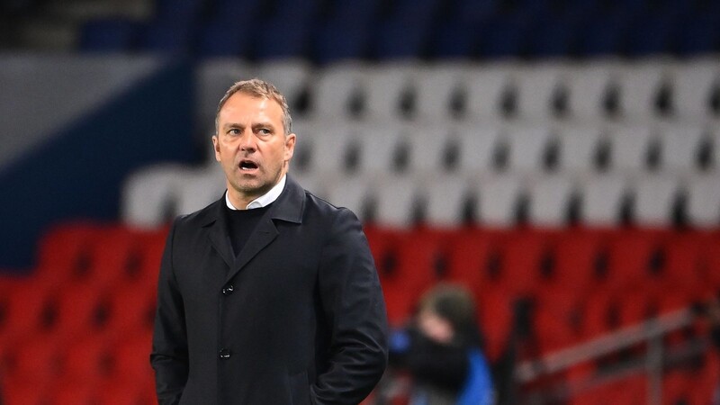 Münchens Trainer Hans-Dieter "Hansi" Flick steht am Spielfeldrand.