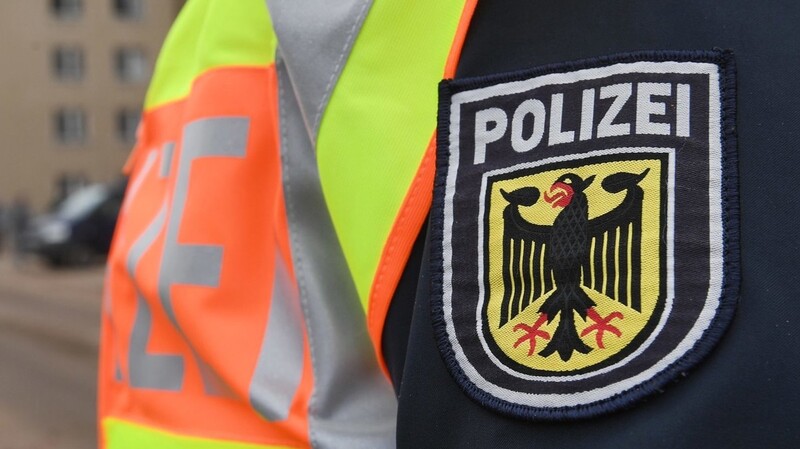 Die Polizei hat am Montag eine Asylunterkunft im Landkreis Regensburg durchsucht. (Symbolbild)