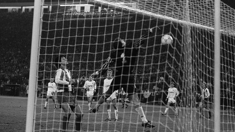 Folgenschwerer Patzer: Torhüter Raimond Aumann greift im Europacup-Halbfinale 1991 gegen Belgrad daneben - Bayern scheidet aus.