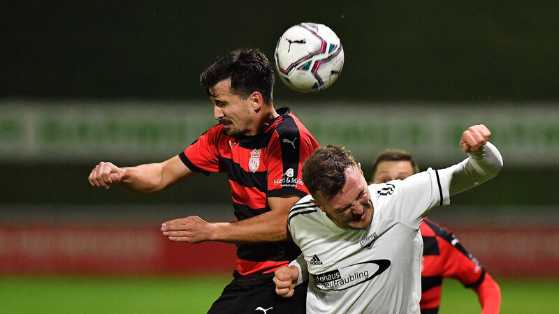 Granit Bilalli (links) erzielte gegen Kareth-Lappersdorf per Elfmeter beide Tore für den VfB Straubing.