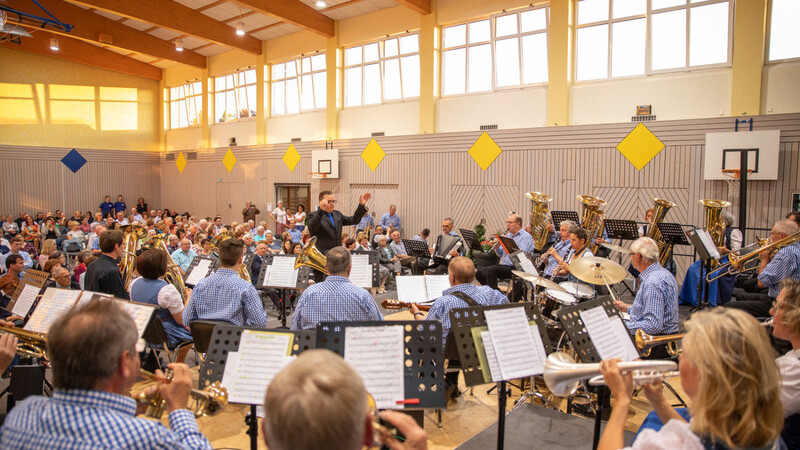 Über eine vollbesetzte Turnhalle durfte sich der Musikverein Neuhausen, hier die "Quereinsteiger" bei ihrem Auftritt, beim Jubiläumskonzert freuen.