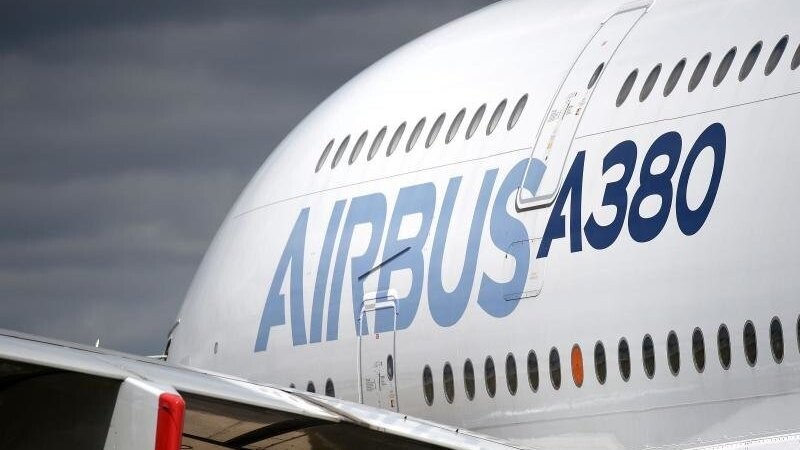 Das Unternehmen Airbus stellt die Produktion des weltgrößten Passagierjets A380 ein.