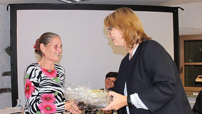 Susanne Nock (rechts) dankte Elisabeth Ruhland für ihren Rückblick auf die Geschichte der Volkshochschule in Waldmünchen.