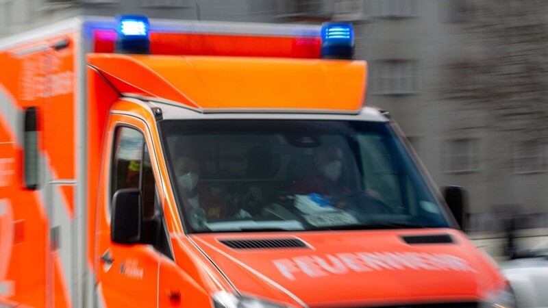 Eine Frau griff in Simbach Rettunsgkräfte an (Symbolbild).