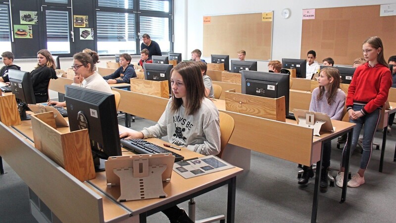 Die Schüler der Johann-Brunner-Mittelschule klicken sich konzentriert durch die Aufgaben.