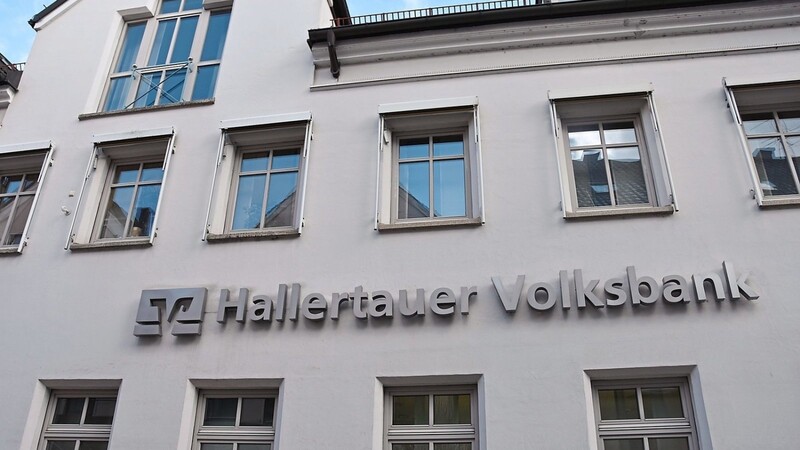 An die inzwischen mit der VR Bayern Mitte fusionierte Hallertauer Volksbank erinnert nur noch der Schriftzug am Gebäude in der Mainburger Poststraße. Die Genossenschaftsbanken der Region haben in den letzten Jahrzehnten einen enormen Strukturwandel hinter sich, der sich wohl noch fortsetzen wird.