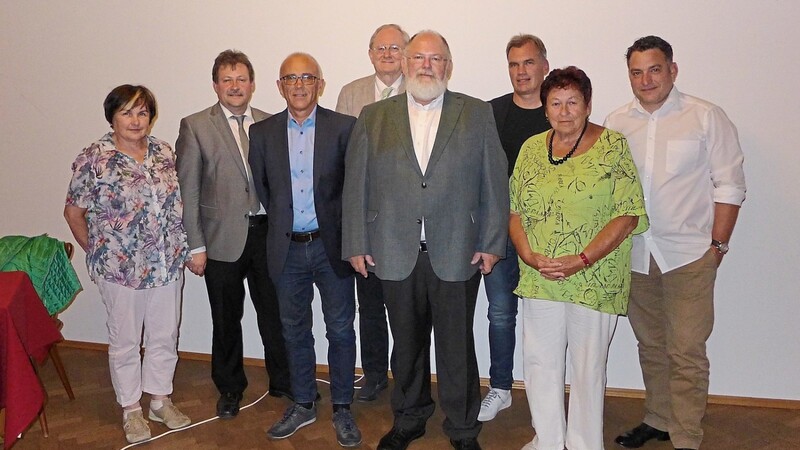 Die neue Vorstandschaft des Fördervereins mit Bürgermeister Jürgen Sommer, 2. von links, und Ehrenvorsitzenden Franz Kastenmeier, 3. von links.