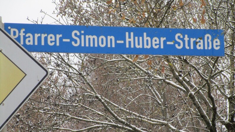 Dem unvergessenen Pfarrer Simon Huber wurde im "Römerfeld" eine eigene Straße gewidmet.
