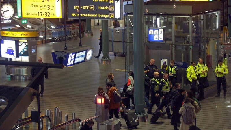 Die niederländische Polizei steht am Flughafen Schiphol. Der Zwischenfall am Amsterdamer Flughafen Schiphol ist nach Angaben der spanischen Fluggesellschaft Air Europa auf einen Fehlalarm zurückzuführen.