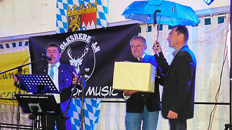 Als Schirmherr des 75. Geburtstages überreichte 1. Bürgermeister Alfons Neumeier (links) an den 1. SV-Vorsitzenden Hubert Mayer ein Paket mit blauen Gemeindeschirmen, rechts 2. Vorsitzender Xaver Danzer.