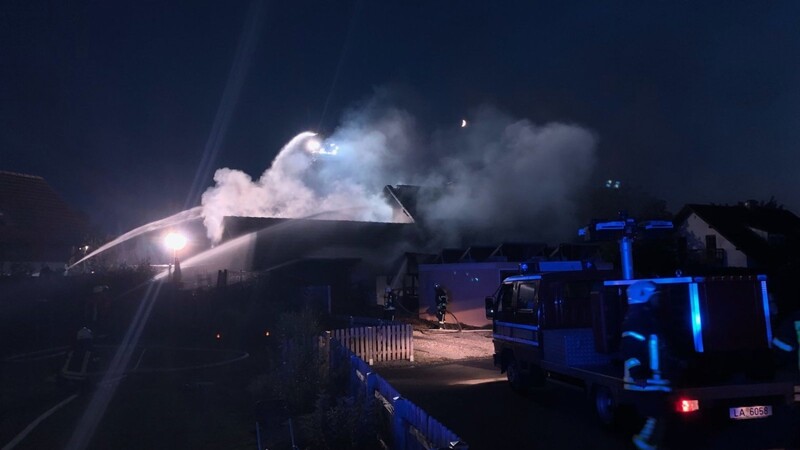 Feuerwehreinsatz am Sonntagabend in Geisenhausen im Landkreis Landshut. Dort brannten Dachstuhl und Garage eines Einfamilienhauses.