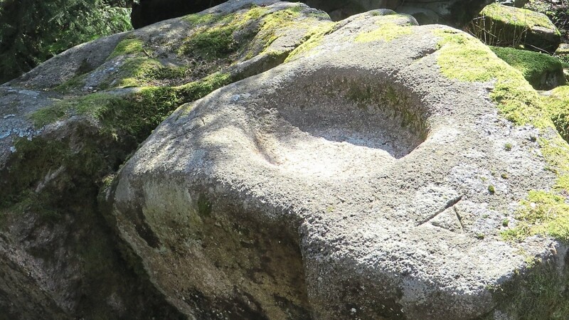 Man vermutet, dass dieser Keltenstein aus der Chamer Kultur stammt und rund 5 000 Jahre alt ist. Die Runen wurden nachträglich eingeritzt - ob von den Germanen oder von der SS während der NS-Zeit, ist unklar.