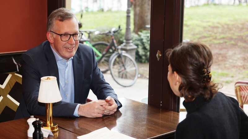 Ausgerechnet in einem Café an der Maximilianstraße, wo die Luxus-Autos hintereinander parken, will Jürgen Mindel über die IAA sprechen.
