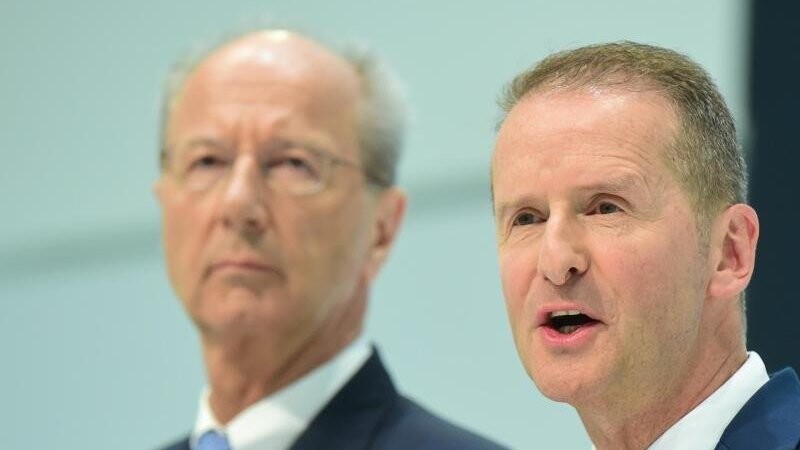 Herbert Diess (r), Vorstandsvorsitzender der Volkswagen AG, und Hans Dieter Pötsch, Chef des VW-Aufsichtsrats.