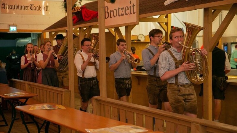 Party und Blasmusik: Beim Gäubodenvolksfest 2023 ist musikalisch einiges geboten.