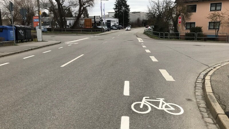 An der Äußeren Frühlingstraße endet der Fahrrad-Schutzstreifen von der Landshuter Straße her. ÖDP-Stadtrat Karl Dengler will nun prüfen lassen, ob der Schutzstreifen bis zum Steinweg verlängert werden kann.