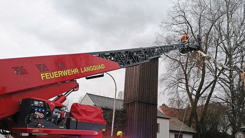 Die Drehleiter der Langquaider Feuerwehr kam am Montagmorgen mehrmals zum Einsatz, um Sturmschäden abzuarbeiten.