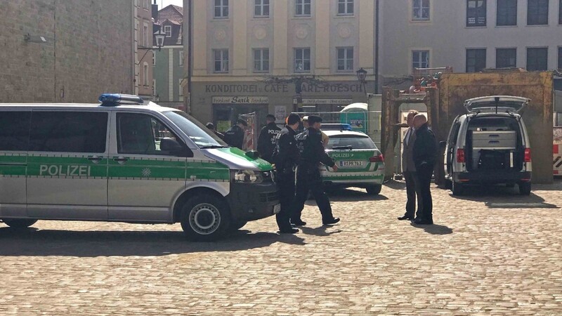 Mitten in der Regensburger Fußgängerzone wurde am Mittwochmittag ein 28-jähriger Mann von einem 23-jährigen Syrer mit einem Messer attackiert. Der St.-Kassian-Platz wurde kurz nach der Tat großräumig abgesperrt.