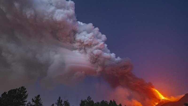 Der Vulkan Ätna spuckt seit Mittel Februar immer wieder Lava und Asche. Jetzt ist er erneut ausgebrochen. (Symbolbild)