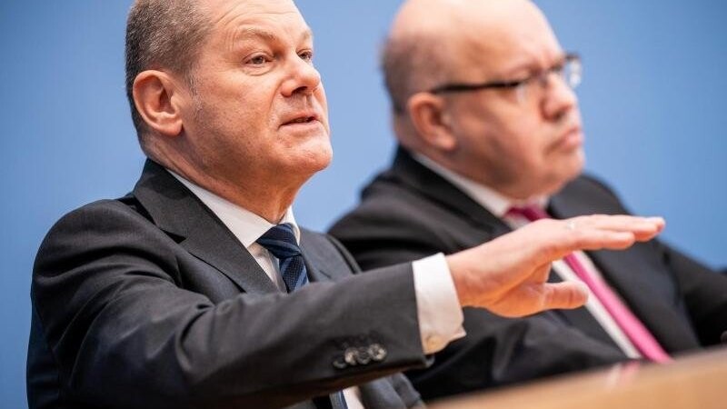 Finanzminister Olaf Scholz (L) neben Wirtschaftsminister Peter Altmaier.